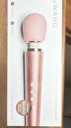 22060805 Le Wand Rechargeable Vibrating Massager - Magenta